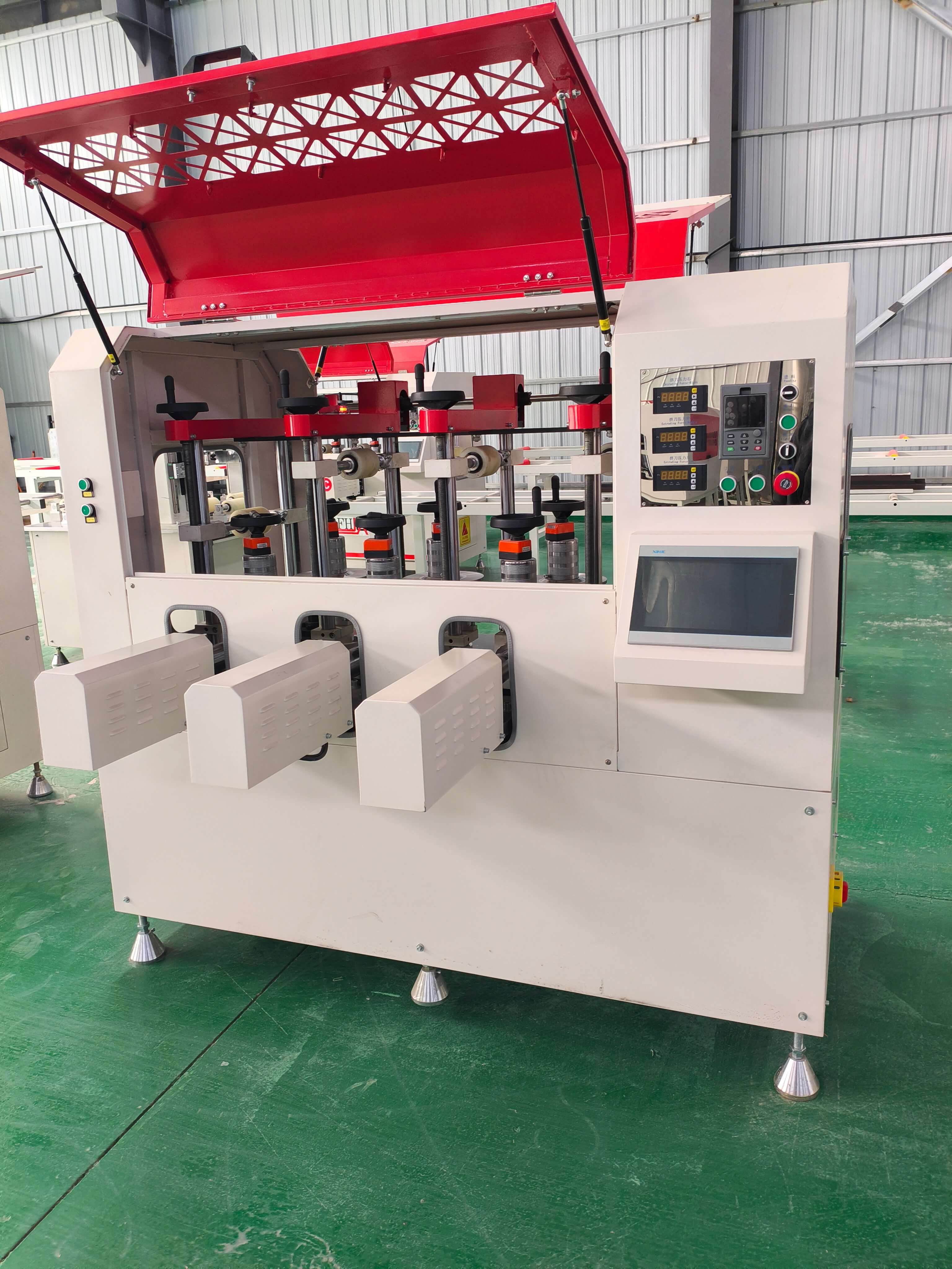 斷橋鋁合金門(mén)窗設(shè)備中的復(fù)合機(jī)是關(guān)鍵設(shè)備